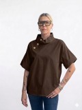 Κοντομάνικη  stylish μπλούζα με πλαϊνά κουμπιά, 100% cotton.