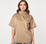 Κοντομάνικη  stylish μπλούζα με πλαϊνά κουμπιά.