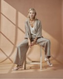 Μακρύ, χαλαρή  παντελόνα σε ίσια γραμμή.  Συνδύασε την με το τοπ και Κιμονό  από την ίδια συλλογή