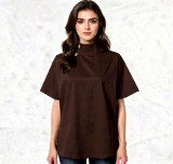 Κοντομάνικη  stylish μπλούζα με πλαϊνά κουμπιά.