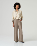 Μακρύ, χαλαρή  παντελόνα σε ίσια γραμμή.  Συνδύασε την με το τοπ και Κιμονό  από την ίδια συλλογή