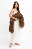 Πλεκτό Clutch από ψάθα (Raffia Style) με μακριά πλαϊνά κρόσσια  στην ίδια απόχρωση.