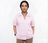 Κοντομάνικη μπλούζα με γιακά. Για total look συνδύασε την με το παντελόνι από την ίδια συλλογή.