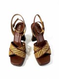 Πέδιλα με χοντρό τακούνι ,συνδυασμός δέρματος και raffia υψηλής ποιότητας.