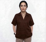 Κοντομάνικη μπλούζα με γιακά. Για total look συνδύασε την με το παντελόνι από την ίδια συλλογή.