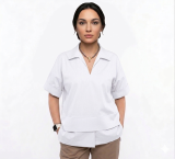 Κοντομάνικη μπλούζα με γιακά. Για total look συνδύασε την με το παντελόνι από την ίδια συλλογή.