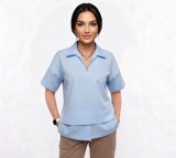 Κοντομάνικη μπλούζα με γιακά. Για total look συνδύασε την με το παντελόνι από την ίδια συλλογή.