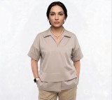 Κοντομάνικη μπλούζα με γιακά. Για total look συνδύασε την με το παντελόνι από την ίδια συλλογή.