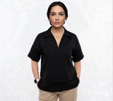 Κοντομάνικη μπλούζα με γιακά. Για total look συνδύασε την με το παντελόνι από την ίδια συλλογή.