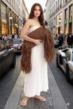 Πλεκτό Clutch από ψάθα (Raffia Style) με μακριά πλαϊνά κρόσσια  στην ίδια απόχρωση.