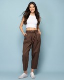 ψηλόμεσο καφέ παντελόνι carrot fit με  αποσπώμενη ζώνη από το ίδιο ύφασμα