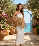 Πλεκτό Clutch από ψάθα (Raffia Style)  καλυμμένο με μακριά κρόσσια μπροστά στην ίδια απόχρωση.