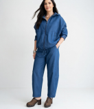 Παντελόνι jeans barrel  100% cotton με λάστιχο στο πίσω μέρος για άψογη εφαρμογή. Συνδύασε το με το bomber του