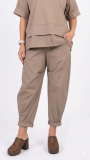 Poplin barrel-leg pants with an elastic waistband at the back for a perfect fit.