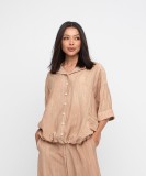 Ευκολοφόρετο loose fit κοντομάνικο πουκάμισο, σε δύο αποχρώσεις, γκρι και κάραμελ.