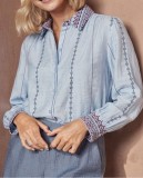 Πουκάμισο σε απαλό γαλάζιο.