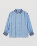 Πουκάμισο σε απαλό γαλάζιο.