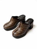 Clogs, με συνδυασμό δέρματος και raffia υψηλής ποιότητας.
