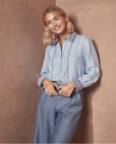 Πουκάμισο σε απαλό γαλάζιο.