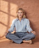 Πουκάμισο σε απαλό γαλάζιο.