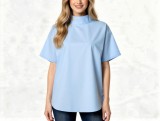 Κοντομάνικη  stylish μπλούζα με πλαϊνά κουμπιά.