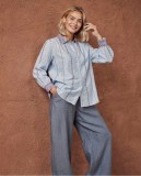 Πουκάμισο σε απαλό γαλάζιο.