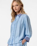 Πουκάμισο σε απαλό γαλάζιο.