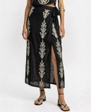 Midi κρουαζέ φούστα με λευκά μοτίβο.