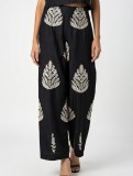 Μαύρο παντελόνι με λευκά μοτίβο. . Συνδύασε το με το τοπ  από την ίδια συλλογή