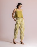 Χαλαρό παντελόνι με λευκό κέντημα.