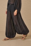 Light, flowy wide-leg pants with elastic at the hem. For a complete look, pair them with the blouse from the same collection.